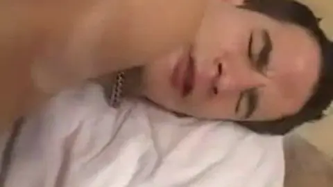 Si fa scopare dal suo migliore amico