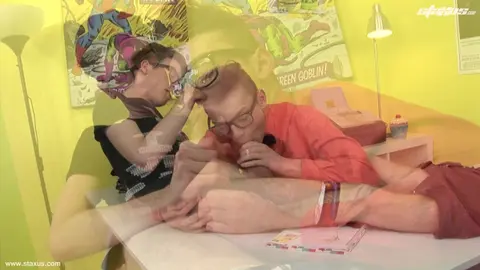 O nerd leva gozada na cara