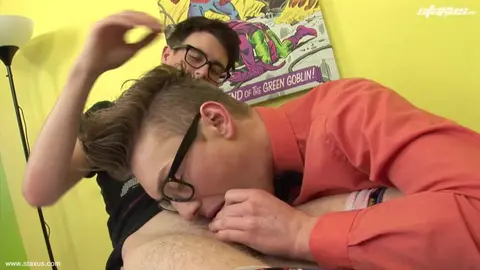 Il geek si prende una sborra in faccia