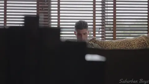 Молодой татуированный солдат дрочит