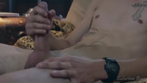 Un giovane soldato tatuato si masturba