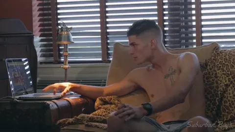 Un giovane soldato tatuato si masturba