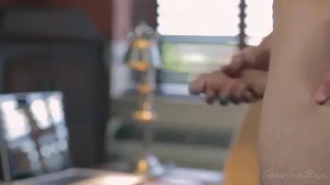 Un giovane soldato tatuato si masturba