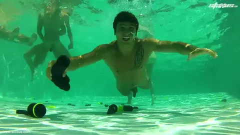 6 twink arrapati in un’orgia bareback in piscina