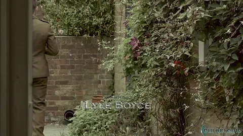 Il sergente scopa duro il suo sottomesso — Logan Moore & Lyle Boyce