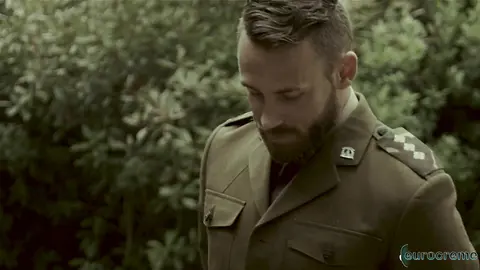 Il sergente scopa duro il suo sottomesso — Logan Moore & Lyle Boyce