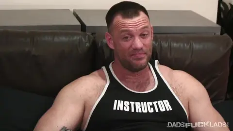 Twink fickt einen reifen Mann — Aaron Cage & Steven Prior