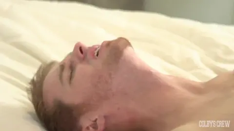 L’idraulico trapana il culo stretto di questo twink — Aleks Buldocek & Drew Hill