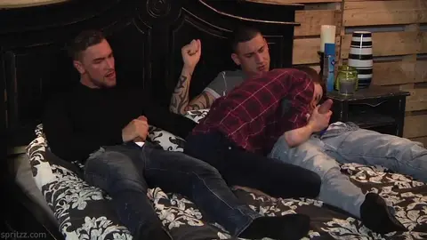 Due cazzi mostruosi per lo troietto Harry — Harry Alexander, Tyler Jenkins & Jessie Taylor