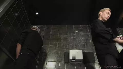 Incontro bollente al cesso — Mickey Taylor & Jonny Castle