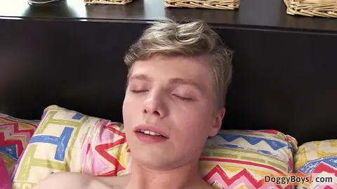 Lucho Cordell explora su culo y descubre el placer anal