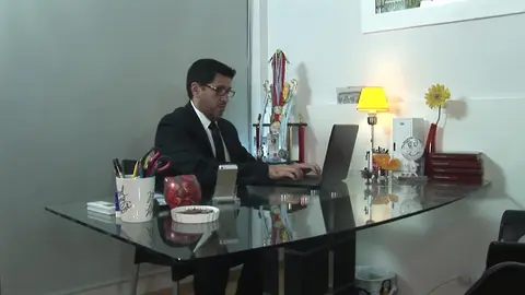 Stagista disposto a tutto per una promozione: si scopa il capo