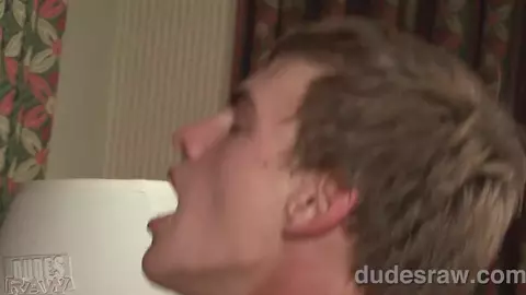 Un cuarentón viril se folla a Noah Brooks