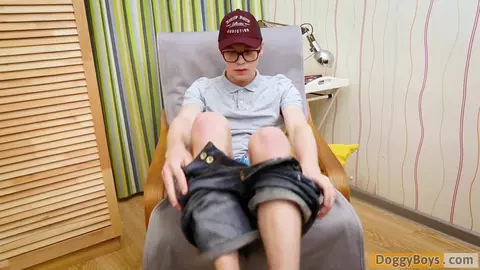 Il secchione Arthur Vink si masturba il suo grosso cazzo