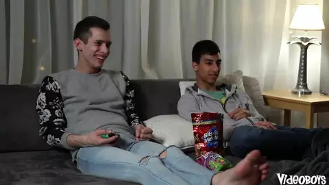 Quando il mio migliore amico dorme da me, scopiamo — Lukas Jensen & Dominic Couture