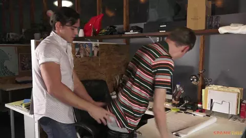 Tirocinante umiliato e sculacciato (BDSM) — Josh Brady & Bryce Foster