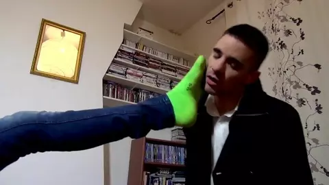 Sottomesso adora il suo padrone (BDSM)