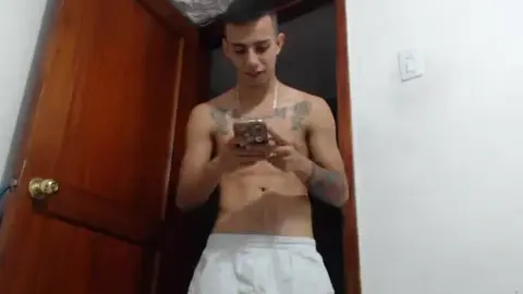 Jovem malandro faz show no Chaturbate