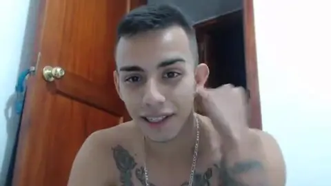 Giovane teppista in show su Chaturbate
