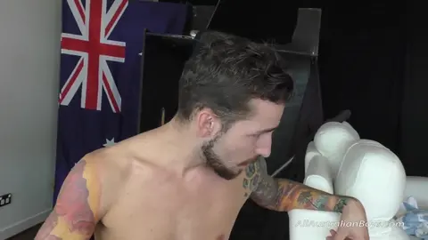 Fa un pompino al suo amico etero — Bailey & Sean