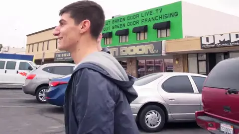 Jovem bem dotado come o amigo da academia no vestiário — Declan Moore & Aiden Ward