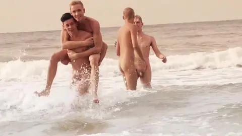 Orgía de twinks con mucha leche — Kris, Ray, Ruben y Xavier