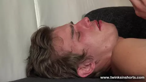 Ele flagra o colega atlético se masturbando e chupa seu pau