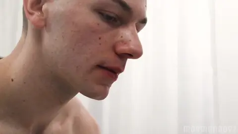 Giovane ragazzo iniziato da un papà