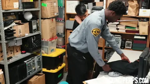 Thief caught and abused by the security guard