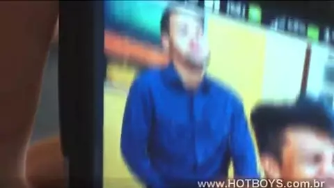 Der boss missbraucht seinen praktikanten