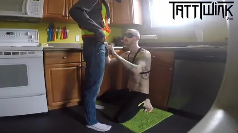 Stroncata in cucina da un papà pervertito