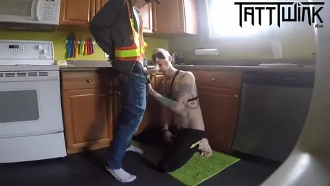 In der Küche von einem perversen Daddy durchgefickt