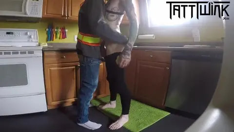 In der Küche von einem perversen Daddy durchgefickt