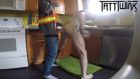 Stroncata in cucina da un papà pervertito