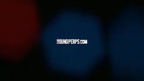 Joven ladrón castigado por el guardia de seguridad