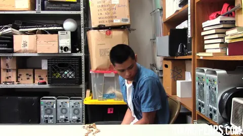 Giovane ladro punito dalla guardia di sicurezza