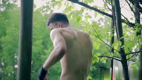 Голый твинг-боксёр