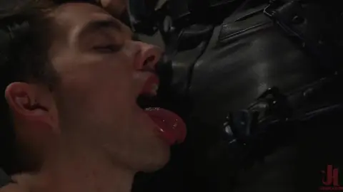 Esclavo obediente, Marcus Rivers sirve a Dominic Pacifico