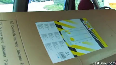 Giovani operai carini si concedono una pausa anale