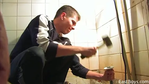 Jóvenes trabajadores guapos se toman un descanso anal