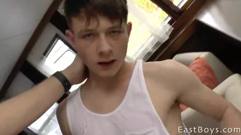 Novinho ganha punheta num barco-casa