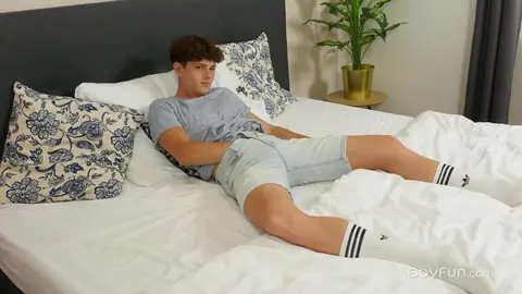 Дэнни Клей ласкает свой член и задницу