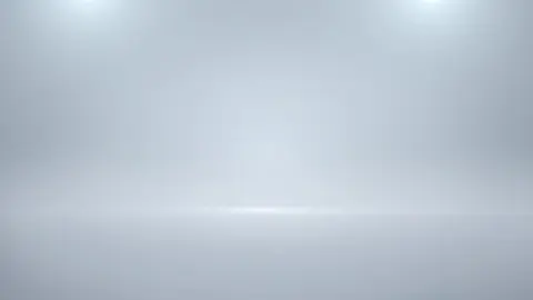 Un nuovo arrivato accolto da una giovane pornostar