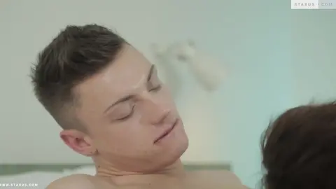 Un giovane belga si unisce al suo amico per scopare duro