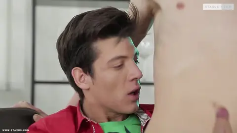 Loiro gostoso mama um moreno