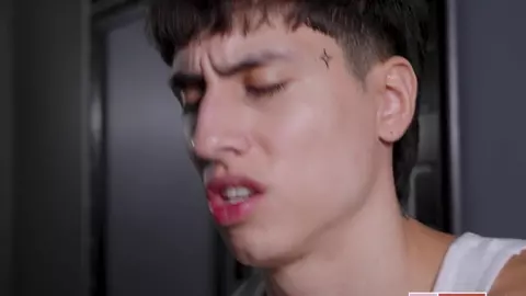 Angel Elias scopa Ezrah Mahomes - Perché mi stai fissando il cazzo