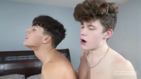 Trêpudia de twinks: Silas, Aiden e Sebastian sem camisinha