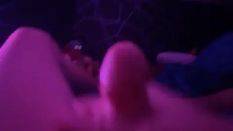 Kleiner Schwanz wird gewichst