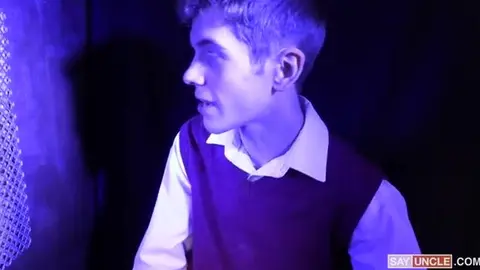 Twinks calientes Levi Rhodes y Andrew Powers en acción bareback ardiente