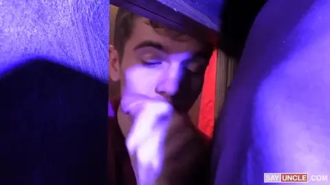 Il twink sexy Levi Rhodes si fa scopare da un daddy